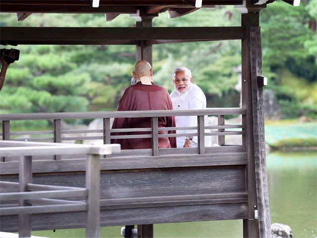Modi's intense discussion with head priest
