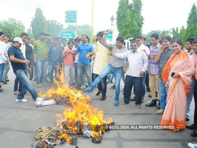 Congress workers burning effigies of PM Narendra Modi