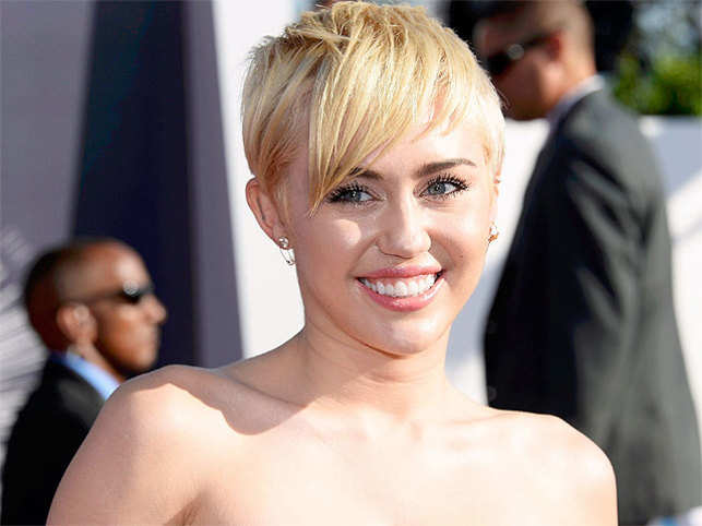 Miley Cyrus Goes Topless At A Party The Economic Times