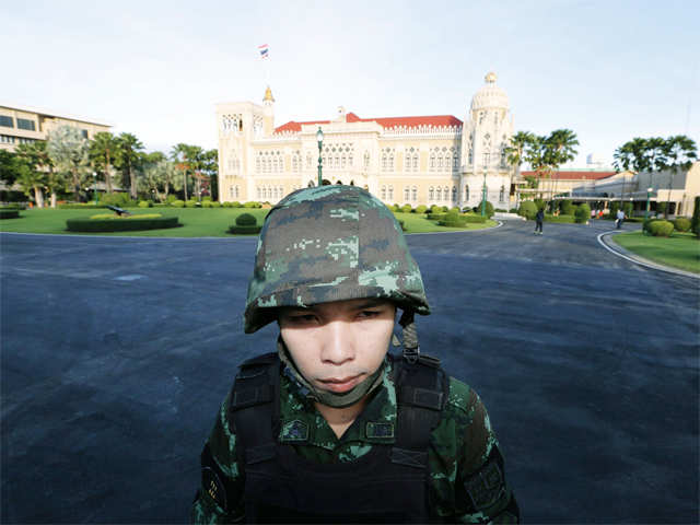 Stands guard in front of Government House in Bangkok
