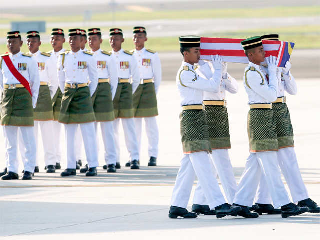 Coffins with MH17 victims arrive in Kuala Lumpur