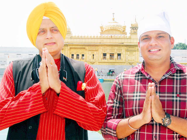 Shashi Tharoor visits Golden Temple