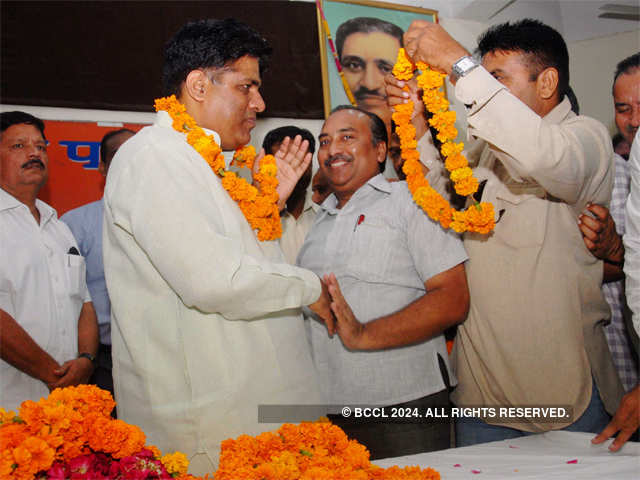 Bhupender Yadav being welcomed by party workers
