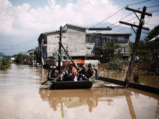 Army soldiers evacuate flood victims in Srinagar
