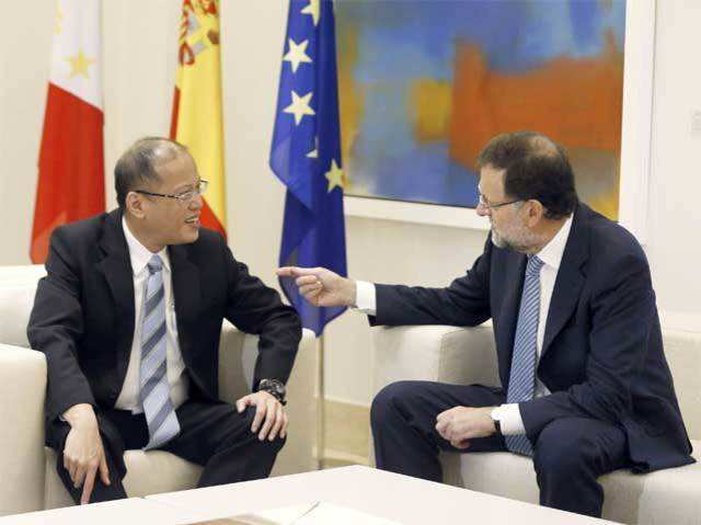 Mariano Rajoy (R), speaks with Benigno Aquino