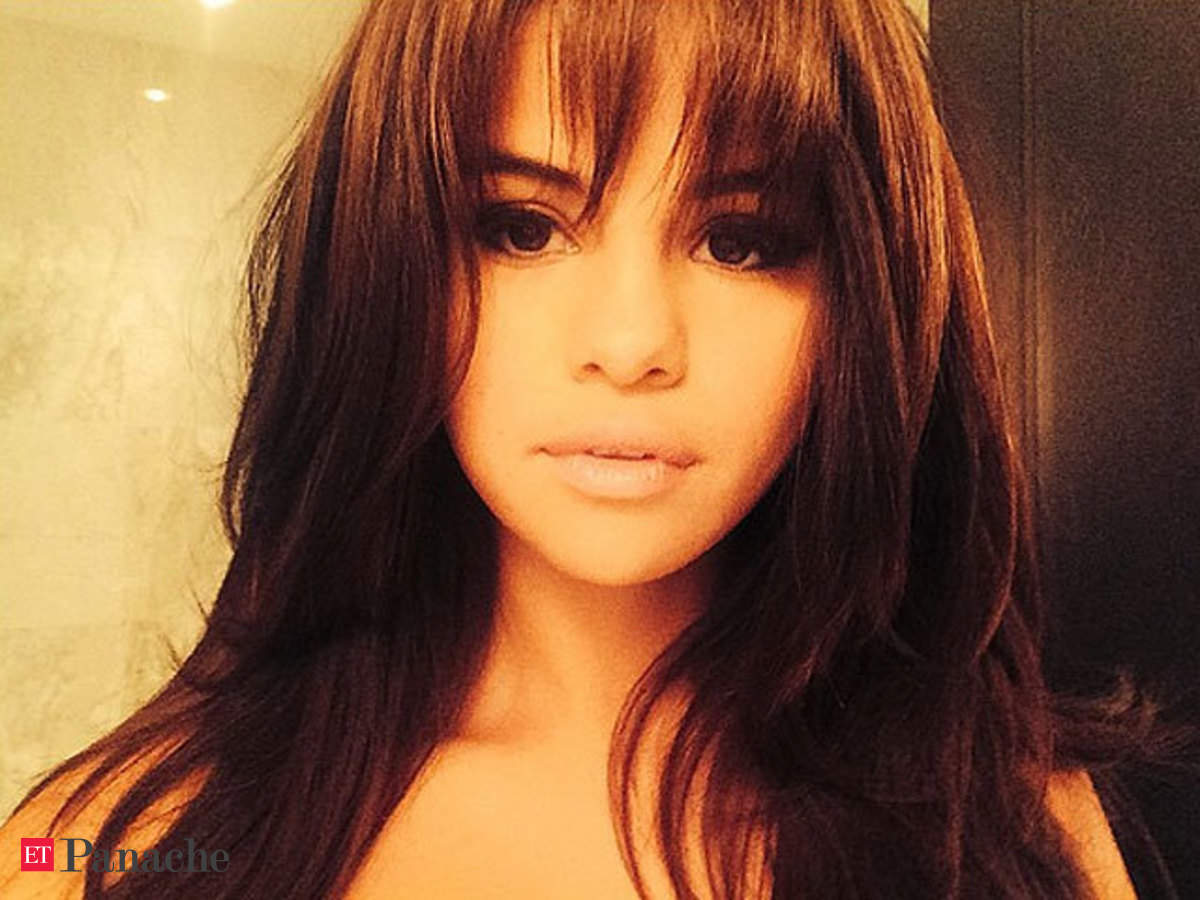 Selena Gomez debuts new hairstyle, gets bangs - The Economic Times