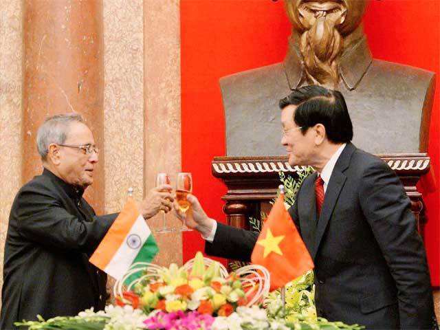 President raises toast with Vietnamese counterpart