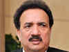 Angry passengers stop former Pakistan minister Rehman Malik from boarding plane over delay