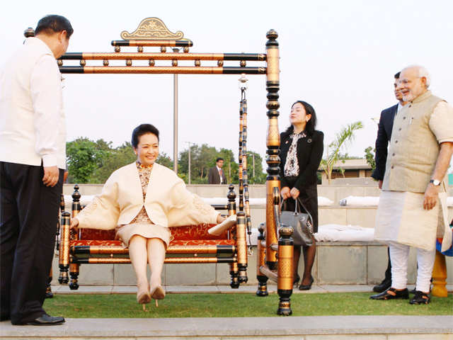 Peng Liyuan enjoys on a traditional swing