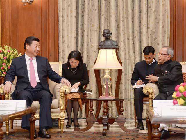 Xi Jinping talking with Pranab Mukherjee