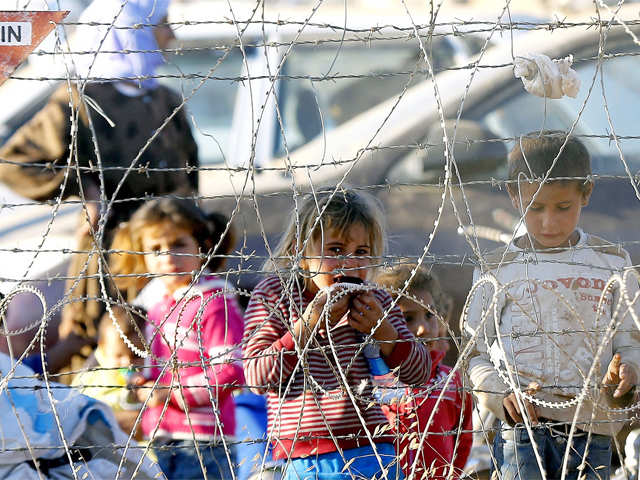 Syrian Kurds flee to Turkey