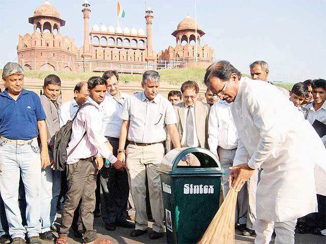 Swachh Bharat: Shripad Yesso Naik takes part in campaign