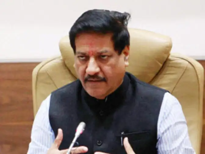 Prithviraj Chavan quits as Maharashtra CM - The Economic Times