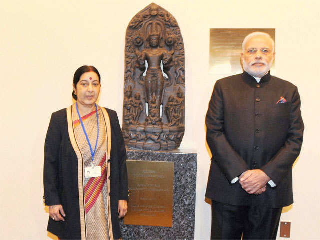PM Modi at UN exhibition with Sushma Swaraj