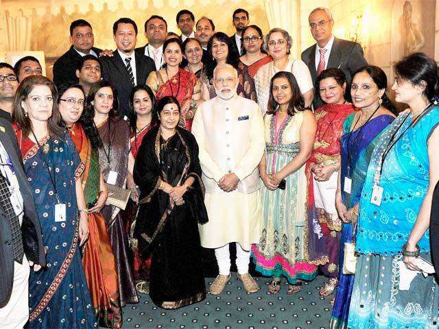PM Modi at a dinner with people from Indian community