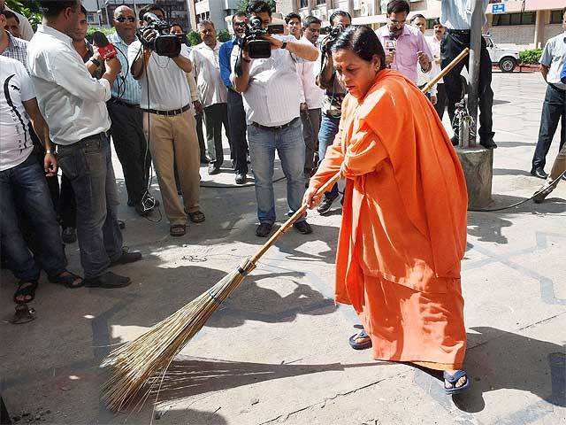 Uma Bharti cleans Shram Shakti Bhavan