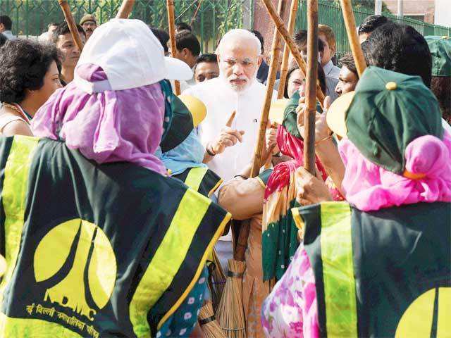 PM Modi interacts with NDMC sweeper