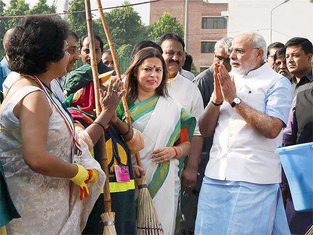 PM Modi greets NDMC workers in Valmiki Basti
