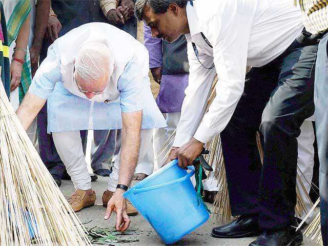 PM Modi dumping garbage into a bucket