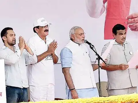 Modi with Venkaiah Naidu, Nitin Gadkari & Aamir Khan