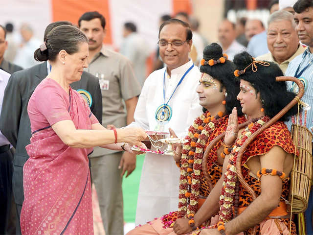 Sonia Gandhi performs 'Aarti' at the event