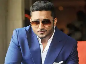In the video, the singer sings in Haryanvi language, "Yo-Yo gailay nachega, Tau ki maati ka yo gana charon or bajega, Yo Yo gailay tum bhi gao.." In the video, the singer sings in Haryanvi language, "Yo-Yo gailay nachega, Tau ki maati ka yo gana charon or bajega, Yo Yo gailay tum bhi gao.."
