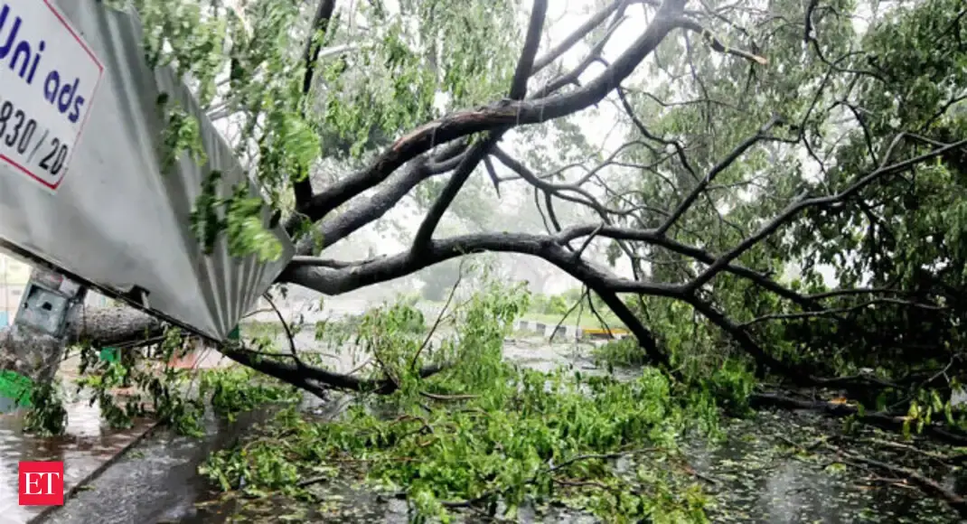 Hudhud cyclone passed vizag - Latest images: Cyclone Hudhud approaches ...