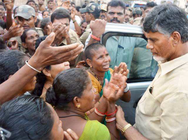 Naidu visits Hudhud affected areas