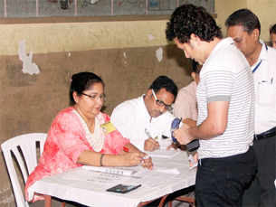 Sachin Tendulkar casts vote in Mumbai