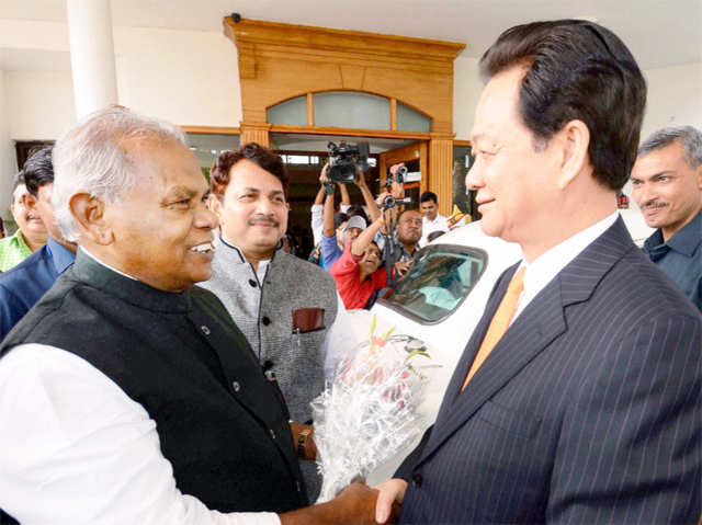 Bihar CM Jitan Ram Manjhi greets Nguyen