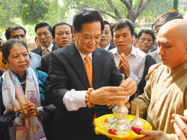 Nguyen Tan Dung with wife Kiem at Bodhgaya
