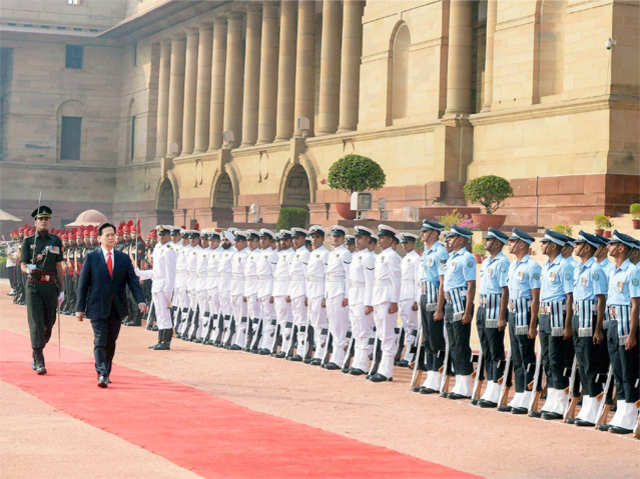Nguyen Tan Dung inspects a guard of honour