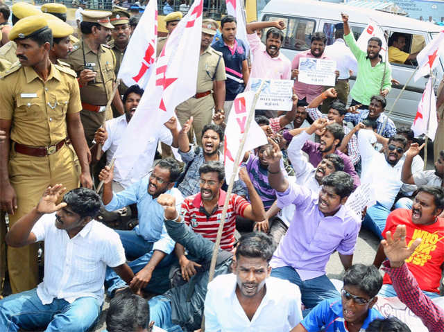 Members of DYFI and AIDWA protest in Chennai