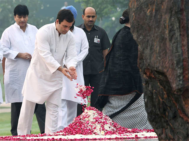 Rahul Gandhi paying tribute to Indira Gandhi