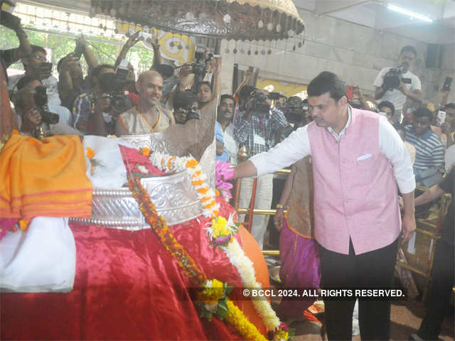 Devendra Fadnavis  seeks blessings of Tekdi Ganesh