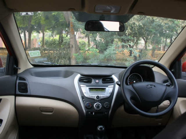 Eon rear space - New Maruti Alto K10 vs Hyundai Eon 1.0 Comparison Review |  The Economic Times