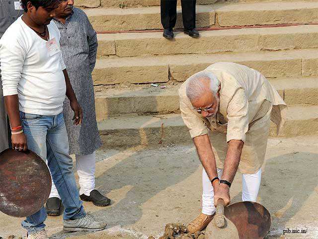 PM Modi digs ghat for 15 mins