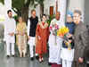 Sonia Gandhi, Rahul meet Manmohan Singh, hail award by Japan