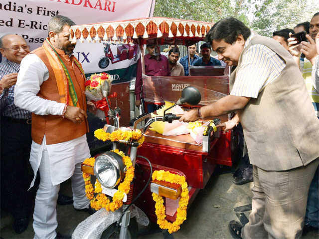 Gadkari examines new E-rickshaws