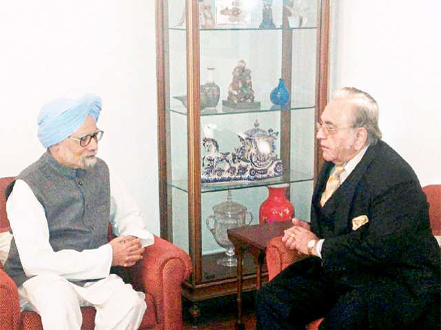 Manmohan Singh meets Mahmud Kasuri