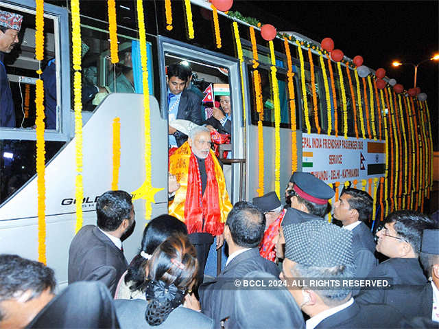 Bus flagged off by Nitin Gadkari