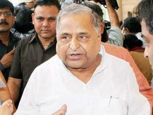 Samajwadi Party Birthday Bash Mulayam Singh Yadav Hails Azam Khan For Doing Great Job The Economic Times