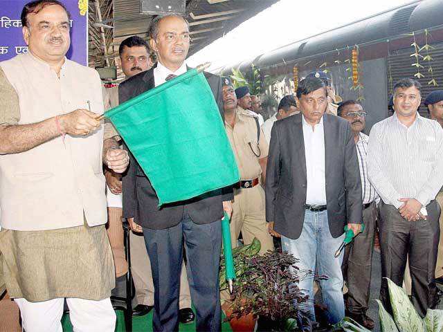 Ananth Kumar flags off 'Premium Trains' in Bengaluru