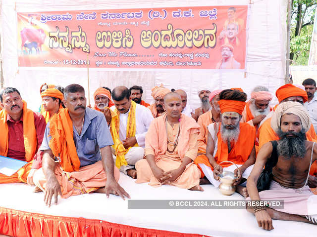 Sri Rama Sene members protesting in Mangaluru