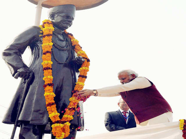 Pm pays floral tribute to the statue of Madan Mohan Malaviya