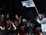 US singer Akon waves Deccan Charges flag at closing ceremony