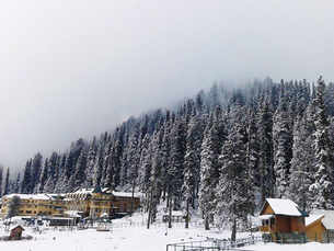 Snowfall ends dry spell in Kashmir valley