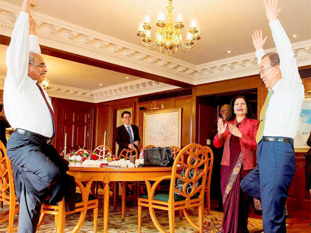 Ban Ki-moon learns Yoga