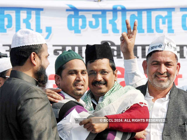 Arvind Kejriwal being felicitated by muslims