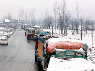 Snowfall across Kashmir Valley; Srinagar-Jammu highway closed